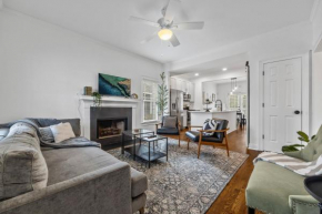 Perfect In-Town location! KINGbed, BBQ and Parking